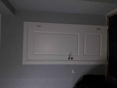 Установлен замок в дверь, выполнены все необходимые вырезы, закреплены ручки и защелка, проверена работоспособность механизма, обеспечена плавность закрытия и открывания.