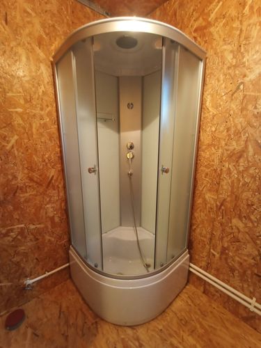 Установлена новая душевая кабина вместо ванны, подключены коммуникации, выполнена герметизация швов, проверена работоспособность, обеспечена надежная фиксация, завершены отделочные работы.