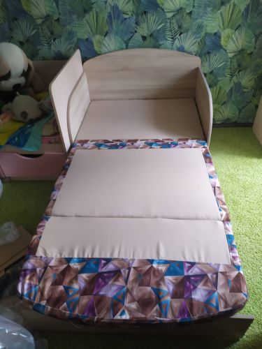 Собран диван: установлены боковые панели, закреплены спинки, уложены мягкие элементы, проверена устойчивость конструкции. Работа завершена, мебель готова к использованию.