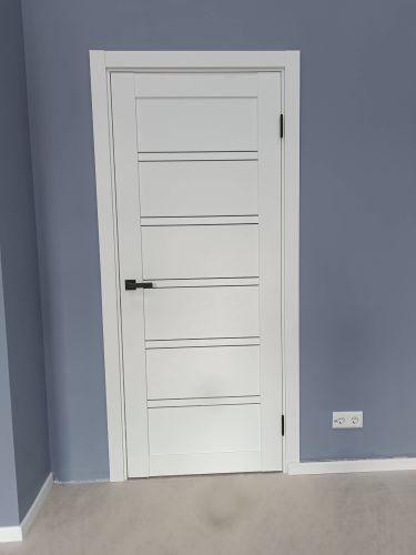 Установлена новая створка, закреплены петли, врезана ручка, отрегулирована фурнитура, выровнена коробка, зафиксированы наличники, проверена плавность открывания, завершена отделка.