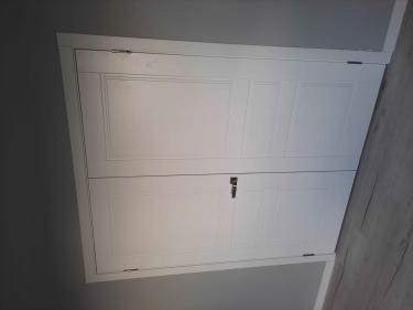 Установлены двустворчатые двери: произведён монтаж коробки, навешены петли, закреплены ручки. Проведена регулировка створок для плавного открывания и закрывания, выполнена отделка проёма.