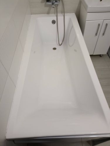 Установлена новая акриловая ванна, подключены слив и водопровод, выполнена герметизация стыков, проверена устойчивость конструкции, проведена финальная очистка поверхности.
