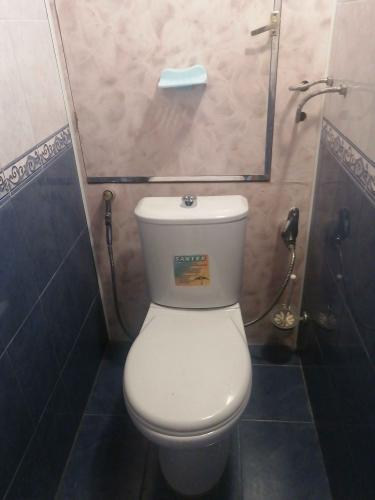 Заменены изношенные детали, устранены протечки, отрегулирован механизм слива, проверена герметичность соединений, восстановлена функциональность.