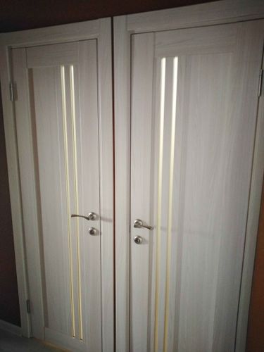 Установлены дополнительные элементы на внутренние двери, обеспечивая плавный переход между стеной и полотном, улучшая внешний вид и функциональность конструкции.