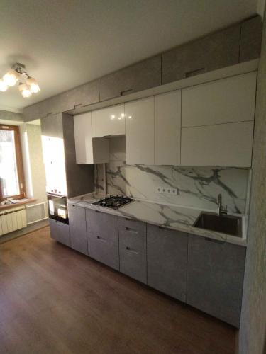 Выполнена установка кухонной поверхности с точной подгонкой под размеры, включая вырезы для плиты и мойки. Обеспечена аккуратная стыковка и надежное крепление к шкафам.