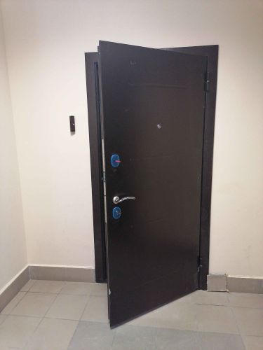 Установлена новая металлическая дверь: закреплены петли, врезан замок, отрегулирована фурнитура, проверена герметичность, завершена отделка откосов, произведена финальная проверка.