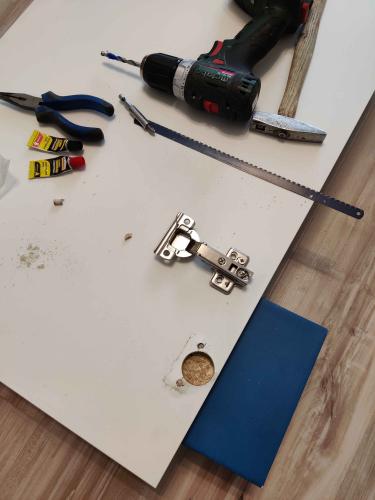 Установлены новые петли, заменены крепежи, отрегулированы дверцы, устранены повреждения поверхности, восстановлена функциональность, проверена устойчивость конструкции.