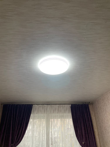 Установлен потолочный осветительный прибор с люминесцентными лампами, обеспечивающий равномерное освещение комнаты. Завершены работы по монтажу и подключению к электросети.