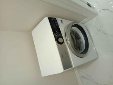 Установлено устройство в нишу, подключены коммуникации, проверена работа, закреплена панель, обеспечена герметичность, проведены тесты, завершено подключение к водопроводу и электричеству.