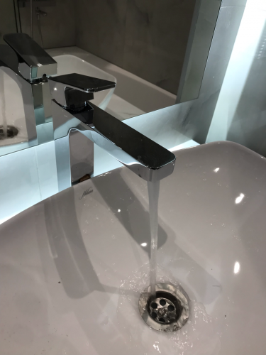 Установлен новый кран на кухне, подключены трубы, проверена герметичность соединений, обеспечена стабильная подача воды, выполнена настройка температуры и напора.