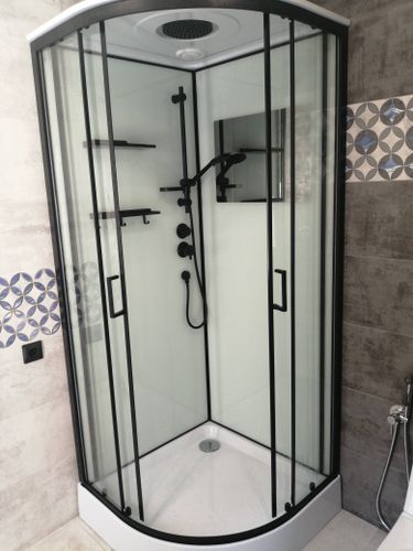 Установлена современная душевая конструкция с гидромассажем: подключены коммуникации, закреплены стеклянные панели, смонтированы полки и двери, проверена герметичность и функциональность системы.