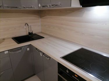 Установлены шкафы, закреплена столешница, врезана мойка, подключена варочная панель. Смонтированы фасады, ручки, фурнитура. Завершена сборка кухонного гарнитура, обеспечена функциональность.