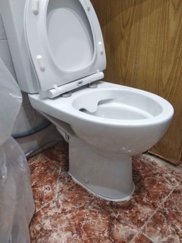 Установлен новый напольный унитаз, подключены коммуникации, закреплено основание, проверена герметичность соединений, произведена регулировка крышки и бачка, выполнена уборка рабочего места.