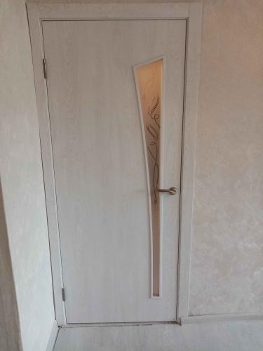 Установлена новая створка, закреплены петли, врезан замок, прикреплена ручка, выполнена регулировка полотна, проверена плавность открывания, завершена отделка проема.