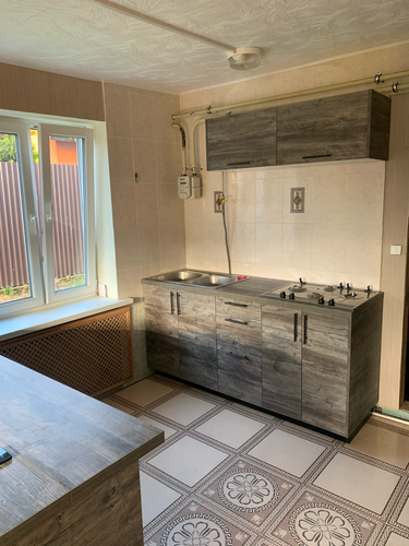 Проведена работа по точному раскрою и установке кухонных панелей. Завершено оформление шкафов с учетом дизайна, обеспечена аккуратная подгонка элементов для гармоничного вида.