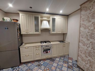 Установлены шкафы, закреплена столешница, смонтирована варочная панель, подключена вытяжка, врезана мойка, навешены фасады, отрегулированы дверцы, установлены ручки, подключены коммуникации.