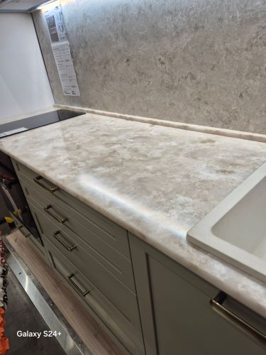 Сборка и установка кухонного каркаса Шлифовка каменной столешницы Установка столешницы HPL