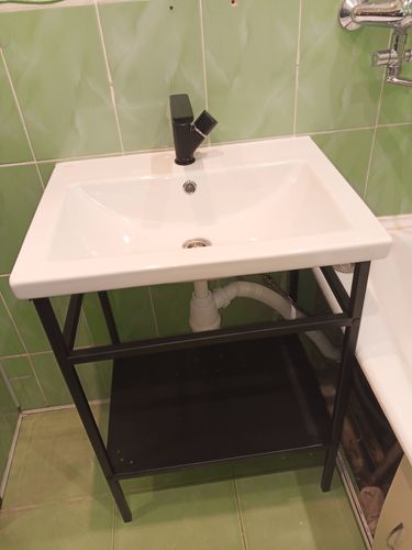 Установлен новый запорный механизм, заменен старый элемент. Проведена проверка герметичности, устранены протечки, обеспечена надежная работа системы. Все выполнено аккуратно и качественно.