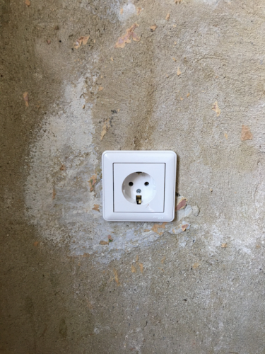 Установлено новое электроустройство на стену, завершено подключение проводов, обеспечена безопасность и надежность. Обновленный элемент гармонично вписан в интерьер помещения.