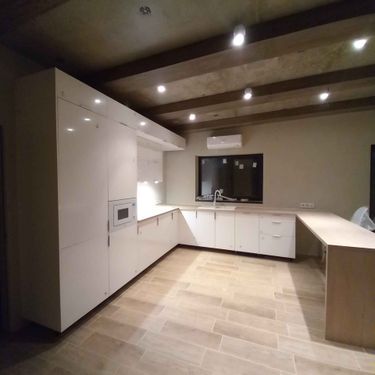 Установлены шкафы, смонтированы столешницы, закреплены фасады, подключены бытовые приборы, вмонтирована раковина, проведены светильники, завершена отделка.