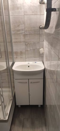 Установлен душевой уголок: закреплены стеклянные панели, герметизация швов, подключен слив, проверена герметичность, отрегулированы дверцы, обеспечена устойчивость конструкции.