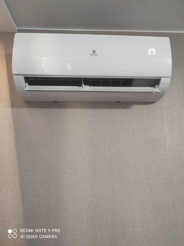 Выполнена очистка фильтров, устранение пыли с внутренних компонентов, промывка дренажной системы, проверка работы устройства, восстановление воздушного потока, улучшение эффективности.