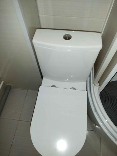 Изображение демонстрирует завершенный процесс удаления сантехнического оборудования. Все элементы аккуратно отсоединены, пространство очищено от остатков крепежа и герметика.