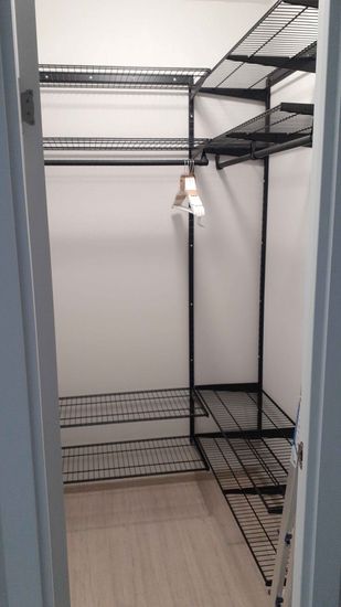 На стене установлено зеркало, закреплено надежно, выровнено по уровню. Использованы крепежи, обеспечивающие устойчивость и безопасность. Завершено аккуратно, без повреждений поверхности.