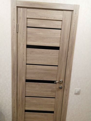 Установлены дополнительные панели вокруг дверного проема, обеспечивая эстетичное завершение и гармоничное сочетание с полотном. Работа выполнена аккуратно, без зазоров и неровностей.