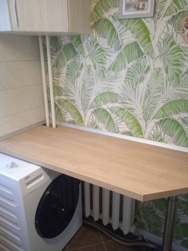 Проведена работа по монтажу новой розетки с подведением электричества. Установлены кабели, подключены к сети, обеспечена безопасная эксплуатация. Завершено аккуратно и надежно.