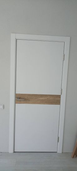 Установлена новая деревянная створка, закреплены петли, врезан замок, отрегулирована фурнитура, выполнена отделка проема наличниками, обеспечена плавность закрывания.