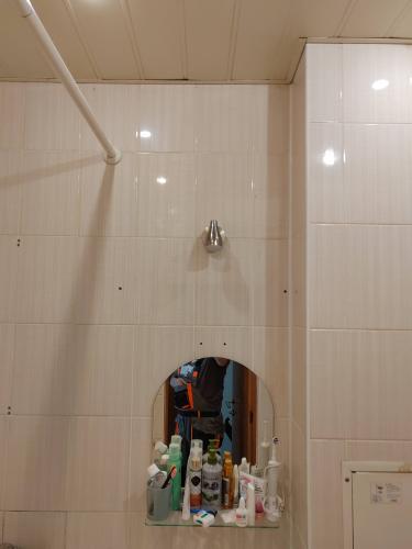 Лампочка в ванной комнате заменена, светильник установлен на стене, обеспечивая яркое освещение. Все работы завершены аккуратно и безопасно, помещение освещено.