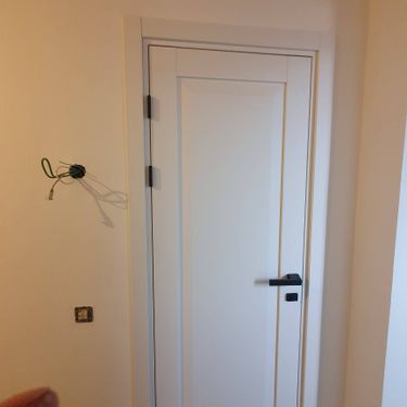 Установлена новая межкомнатная дверь с одной створкой, закреплены петли, врезан замок, отрегулирована фурнитура, выполнена отделка проема, проверена плавность открывания.