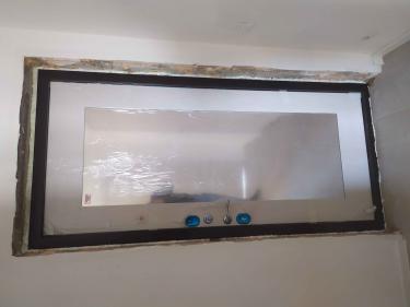 Установлена новая металлическая дверь, отрегулированы петли, заменены уплотнители, проверена работа замков, заделаны щели монтажной пеной, обновлена отделка проема.