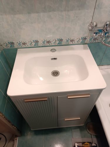 Сборка и навеска зеркального шкафа в ванной комнате