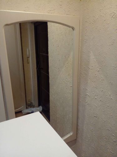 Завершено крепление зеркала на стену. Аккуратно выровнено, надежно зафиксировано, учтены особенности поверхности. Эстетически вписано в интерьер, обеспечена безопасность установки.