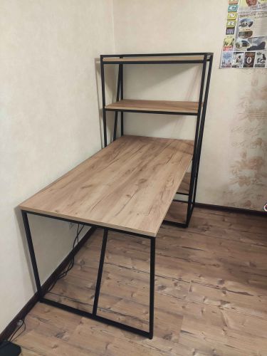 Собран металлический каркас с деревянными полками, установлен в комнате. Все элементы надежно закреплены, конструкция устойчива. Завершена установка на полу, готова к использованию.