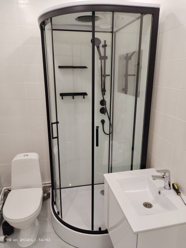 Установлена современная кабина с гидромассажем: подключены водопровод и электричество, герметично закреплены панели, проверена работа всех функций, обеспечена надежная эксплуатация.