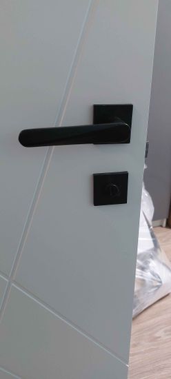 Выполнена установка запорного механизма в деревянную створку. Проведено сверление, монтаж ручки, закрепление всех элементов. Обеспечена функциональность и эстетичность конструкции.