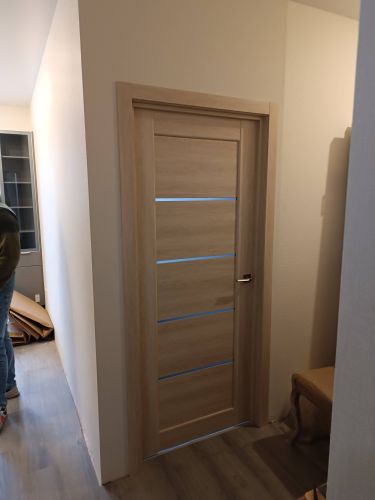 Установлена новая створка в проем, закреплены петли, врезан замок, отрегулирована фурнитура, проверена плавность хода, добавлены наличники, выполнена отделка, завершен монтаж.