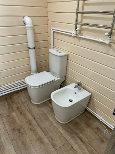 Установлено сантехническое оборудование, подключены водопроводные трубы, выполнен монтаж сливной системы, проверена герметичность соединений, обеспечена функциональность устройства.