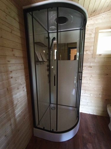 Установлена современная душевая конструкция: закреплены стеклянные панели, подключены водопроводные коммуникации, смонтирован поддон, проверена герметичность соединений, установлены дверцы.