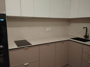 Установка и подключение интегрированной мойки Установка и подключение смесителя Установка столешницы HPL