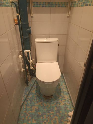 Установлен новый напольный унитаз, подключены коммуникации, герметизировано основание, проверена работоспособность системы слива, обеспечена надежная фиксация, выполнена уборка рабочего места.