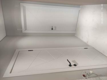 Установлен замок в дверь, выполнено аккуратное сверление, произведена точная подгонка элементов, закреплены ручки, проверена функциональность механизма.