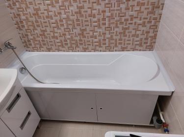 Установлена новая чугунная ванна, подключены слив и водопровод, герметично заделаны швы, проверена устойчивость, отрегулированы ножки, обеспечена правильная работа смесителя и душа.