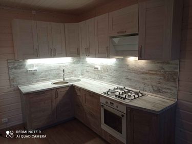 Выполнен точный раскрой элементов для кухонного гарнитура. Установлены новые дверцы, обеспечивая идеальную подгонку и современный вид. Завершено обновление с учетом всех деталей.