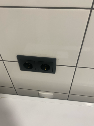 Установлено новое устройство на стене, подключены провода, проверена работоспособность. Обновленный элемент гармонично вписан в интерьер, обеспечивая надежное использование.