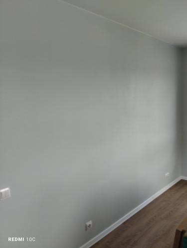 Панели покрыты равномерным слоем светлой краски, создающей гладкую, аккуратную поверхность. Цвет освежает пространство, придавая ему современный вид. Пол и розетки защищены.