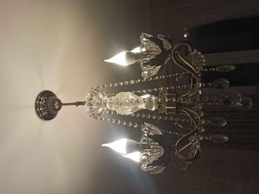 Установлено осветительное устройство с декоративными элементами. Подключены электрические провода, обеспечено надежное крепление к потолку. Проверена работа ламп, обеспечено равномерное освещение.